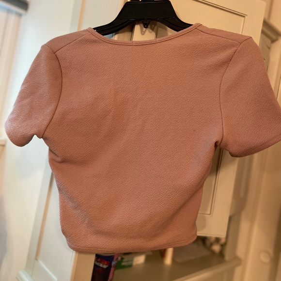 a creme cropped shirt - Picture 2 of 3